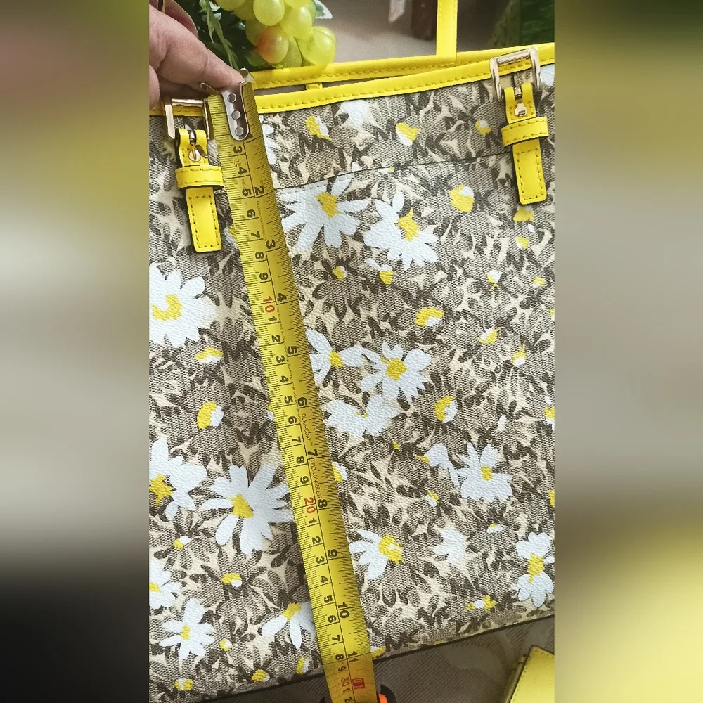 Combo: Authentic Michael Kors Jet Set Travel Signature Carryall Tote and Wallet - Picture 12 of 16